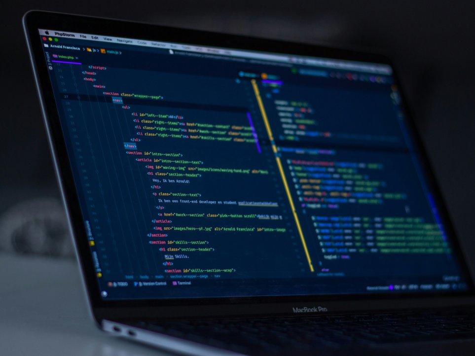 Laptop mit Programm zur Webentwicklung auf dem Display