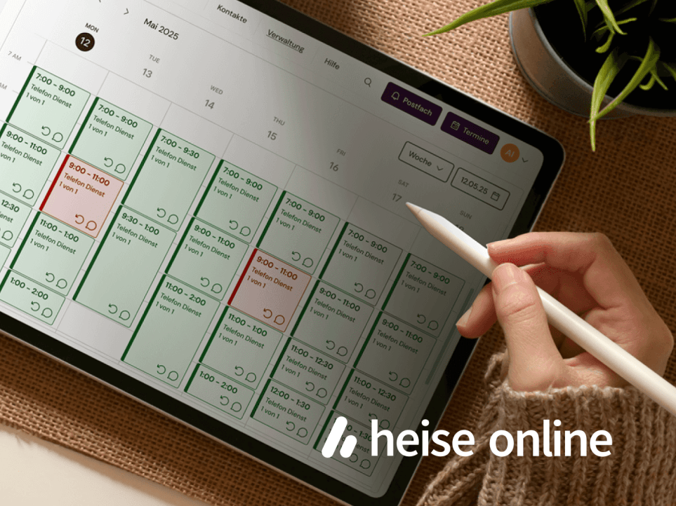 Eine Person, die mit einem Tablet-Stift die Webanwendung von DAISIE – dem digitalen Betriebssystem der TelefonSeelsorge Deutschland – bedient