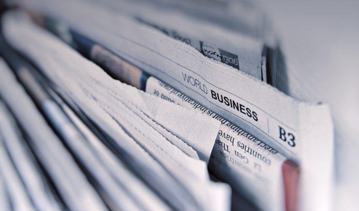 Mehrere Zeitungen horizontal angeordnet