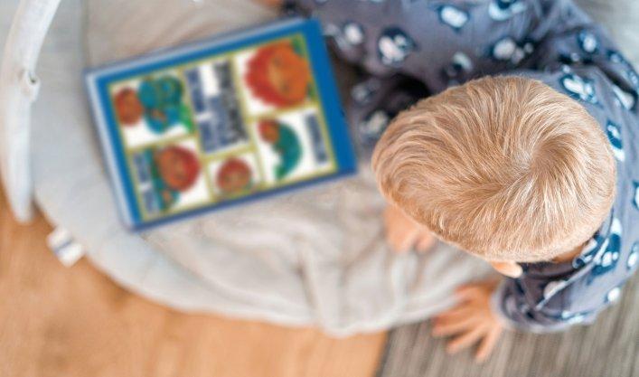 Kind sitzt vor dem Sams Buch