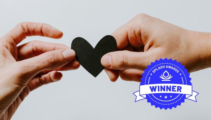 Zwei Hände, die ein Papierherz halten, Teaser-Bild für Case Study zur TelefonSeelsorge. In der unteren Ecke ist das Gewinner-Siegel der Splash Awards gesetzt.