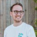 Image showing a portrait of our employee Niklas with his white Factorial t-shirt