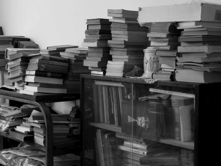 Unstructured knowledge storage with stacks of paper on desks – a symbolic challenge without a learning content management system in the digital environment.