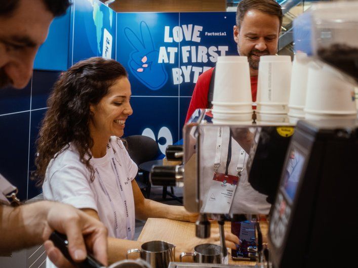 Mitarbeitende von Factorial am Messestand auf der DrupalCon Europe.