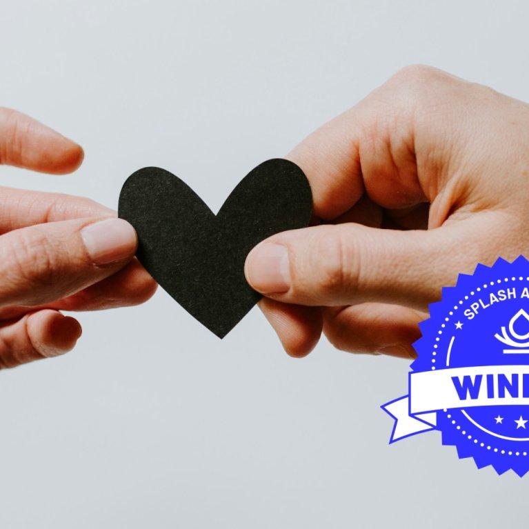 Zwei Hände, die ein Papierherz halten, Teaser-Bild für Case Study zur TelefonSeelsorge. In der unteren Ecke ist das Gewinner-Siegel der Splash Awards gesetzt.
