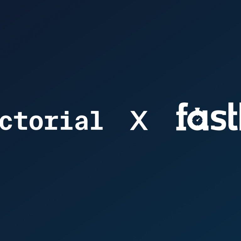 Factorial Logo und fastly logo auf blauem Hintergrund