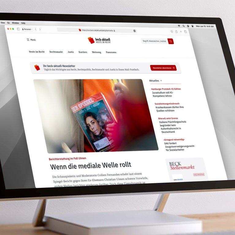 Laptop mit geöffneter Website von beck-aktuell mit Artikel „Wenn die mediale Welle rollt“ und Nachrichtenübersicht zu Recht, Justiz und Rechtspolitik in Deutschland