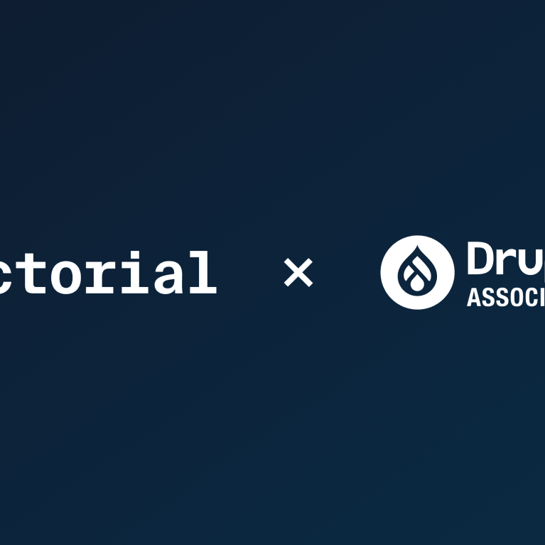 Factorial Logo und Logo der Drupal Association auf blauem Hintergrund.