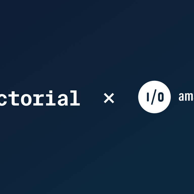 Logos Factorial und Amazee.io auf blauem Hintergrund.