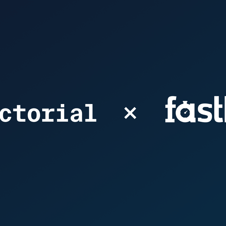 Factorial Logo und fastly Logo auf blauem Hintergrund.