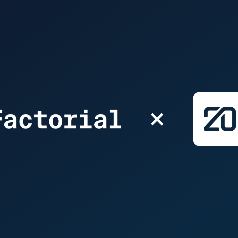 Logos von Factorial und Twenty CRM auf blauem Hintergrund.