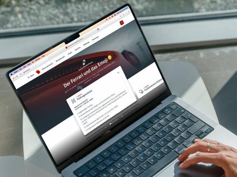 Laptop zeigt beck-aktuell Musterklasur „Der Ferrari und das Emoji“ mit juristischem Prüfungsschema und interaktiver Content-Darstellung