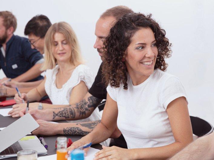 Our employee Seda in the foreground. Other colleagues can be seen blurred in the background.
