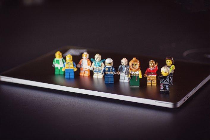 Ein bunter Stapel verschiedener Lego-Steine und Figuren.