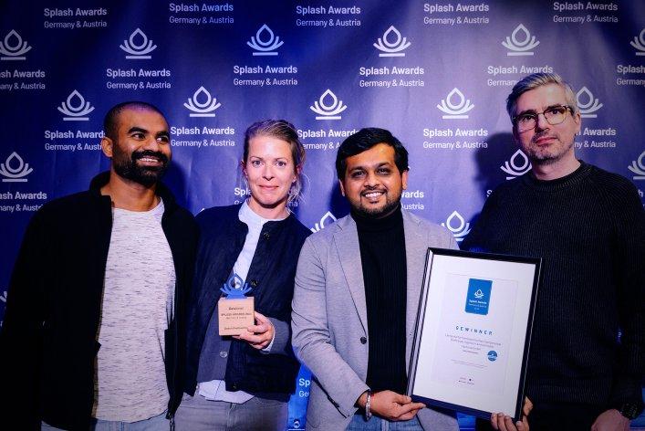 Das Gewinnerteam von Factorial hält seinen Splash Award und seine Zertifizierung bei den Splash Awards Deutschland und Österreich 2023 in der Manufaktur Mannheim, Deutschland, hoch.