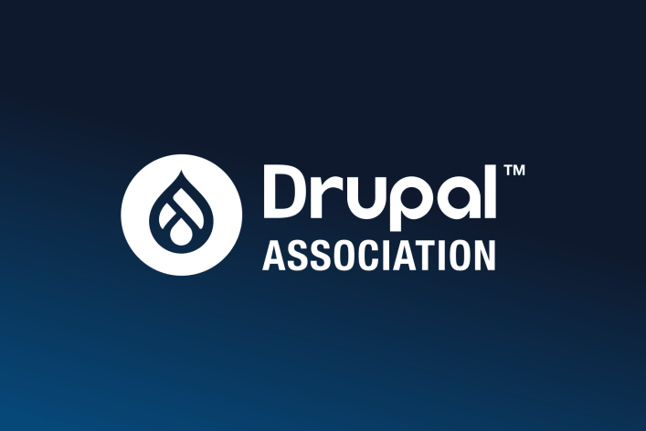 Logo der Drupal Association auf blauem Factorial Hintergrund.