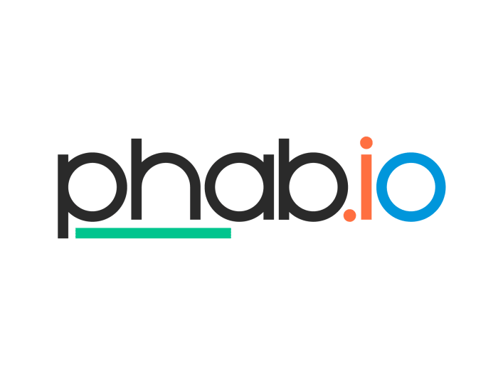 Logo von phabalicious, das aus den Buchstaben phab.io in den Farben grün, dunkelgrau, orange und blau besteht 