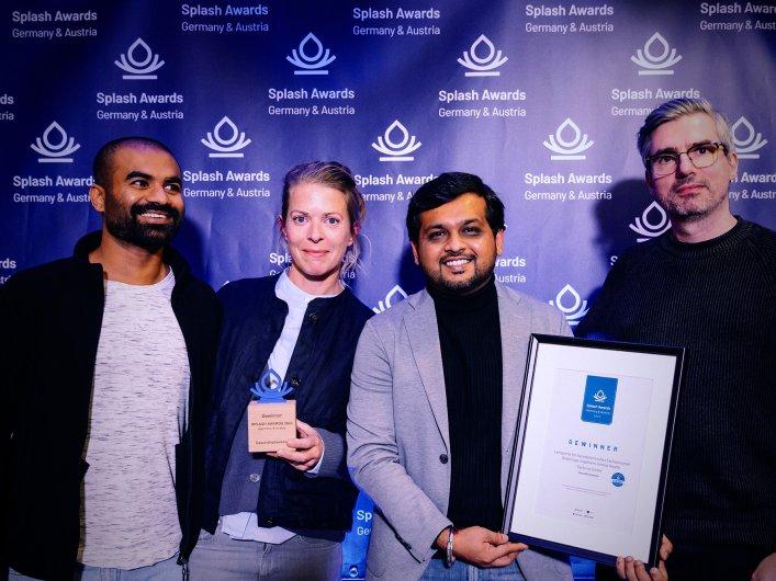 Das Gewinnerteam von Factorial hält seinen Splash Award und seine Zertifizierung bei den Splash Awards Deutschland und Österreich 2023 in der Manufaktur Mannheim, Deutschland, hoch.