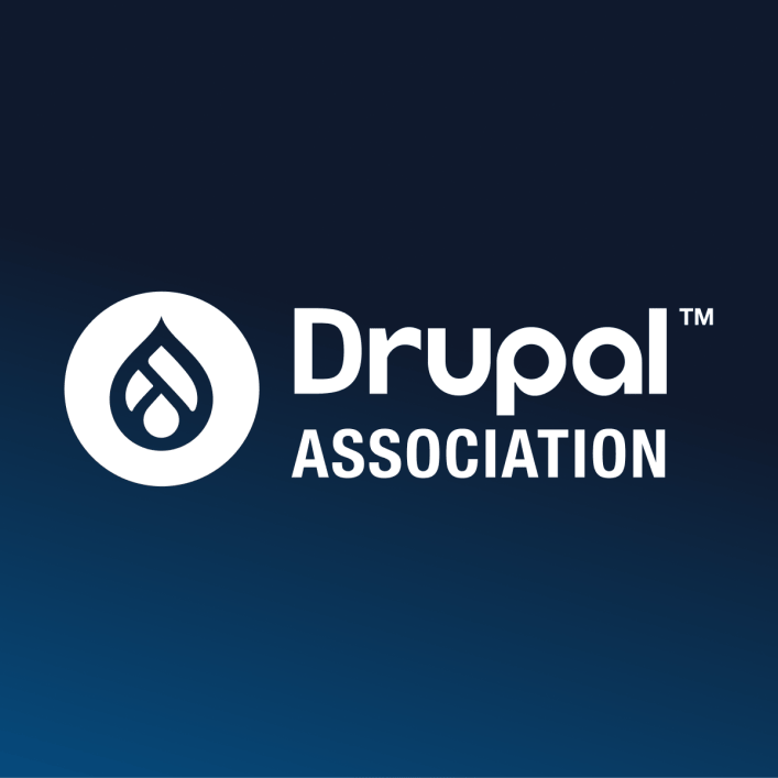 Logo der Drupal Association auf blauem Factorial Hintergrund.