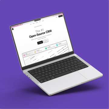 Ein schwebender Laptop vor lila Hintergrund zeigt eine CRM-Webseite als Teil der JOCI Leistungen
